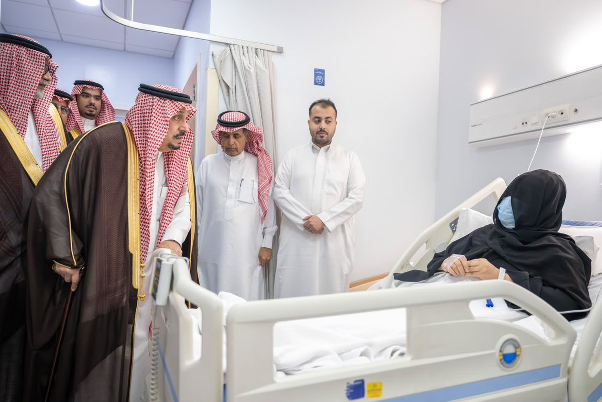 emara_alriyadh's tweet photo. سمو أمير منطقة #الرياض يتفقد المصابين جراء عدوان الميليشيا الحوثية الإرهابية على مطار الملك خالد الدولي. 
https://t.co/MkvEPiIjDY

#إمارة_منطقة_الرياض https://t.co/fRlLlJkj8b