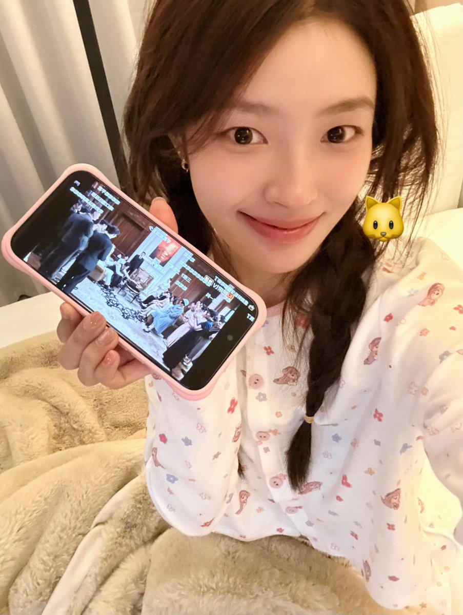 fromxixi's tweet photo. CICI Weibo | 1012

‘today’s drama-watching session is over! have you all watched it yet? 🥭

ye pingjun bunny 🐰 power!

p.s. the little braided buns i did myself ended up coming completely undone by the end, haha’ https://t.co/7b9HkYWGBK
