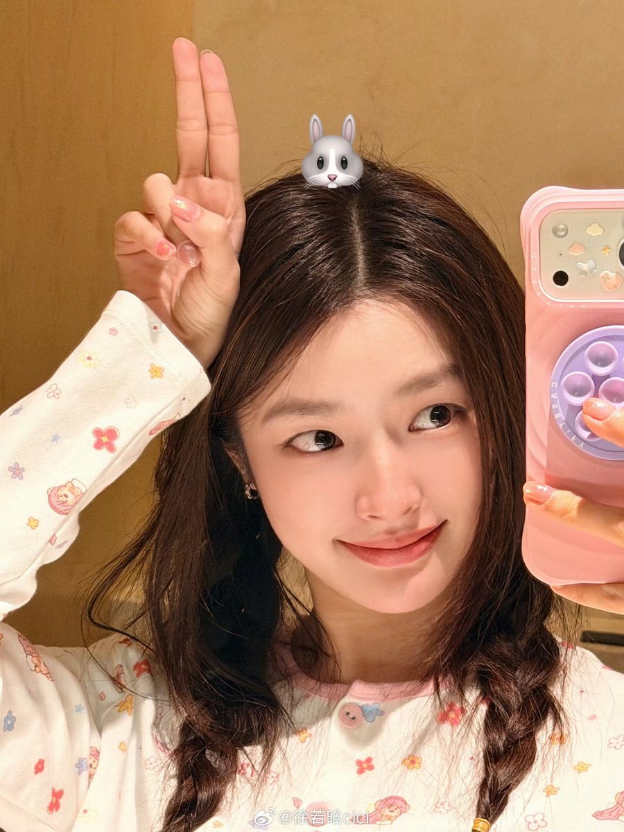 fromxixi's tweet photo. CICI Weibo | 1012

‘today’s drama-watching session is over! have you all watched it yet? 🥭

ye pingjun bunny 🐰 power!

p.s. the little braided buns i did myself ended up coming completely undone by the end, haha’ https://t.co/7b9HkYWGBK