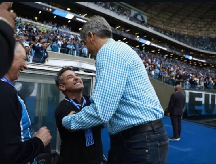 pedrokoeche's tweet photo. Precisamos de uma resposta institucional: o que o @zuccors estava fazendo no banco de reservas do Grenal ontem? Não num camarote ou na arquibancada, mas na beira do campo?
Odomisso Roman, Rigo, Schumacher pavão, Dutra sumido e demais gentinha incompetente do PL, respondam. https://t.co/cdnRWd6DfW
