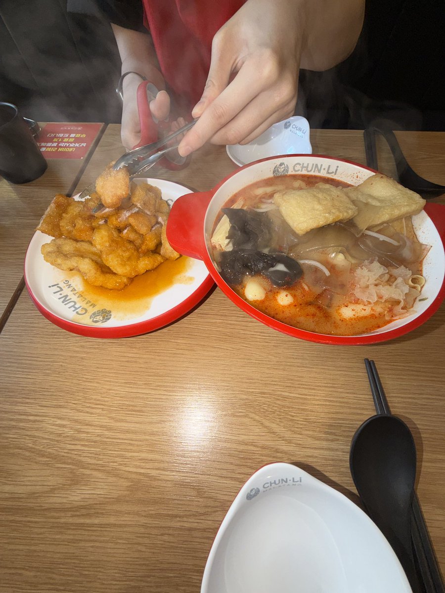1geupbimil's tweet photo. 난 춘리마라탕이 최애야
너희는?

근데 물어봐도 답 안 줄 거잖아 https://t.co/Vb138pUsQA