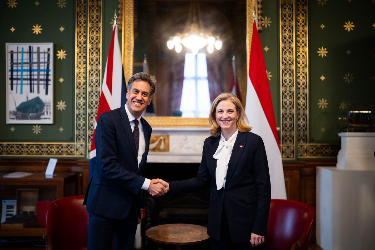BMeinl's tweet photo. Vor Österreichs Einzug in den UNO-Sicherheitsrat stimmen wir uns eng mit den anderen Mitgliedern ab. Besonders wichtig sind dabei unsere europäischen Partner. Deshalb habe ich heute den britischen Außenminister @Ed_Miliband in London getroffen.

Das Vereinigte Königreich ist ständiges Mitglied im UNO-Sicherheitsrat und ein zentraler Partner für uns. Uns verbinden die gleichen Interessen und Werte: eine starke europäische Stimme, die Achtung des Völkerrechts und ein nachhaltiger, gerechter Frieden in der Ukraine. Wir sind uns einig darin, den Druck auf Russland zu erhöhen. Wenn wir zulassen, dass in Europa Grenzen gewaltsam verschoben werden, öffnen wir die Tür für Willkür und Gewalt. Das bedroht auch unsere eigene Sicherheit.

Ein weiteres wichtiges Thema war der Umgang mit hybriden Bedrohungen. Wir dulden keine Einschüchterung auf europäischem Boden. Auf Desinformationskampagnen, Sabotage und Cyberangriffe müssen wir in der EU gemeinsam und entschlossen reagieren. Dabei arbeiten wir auch mit Großbritannien eng zusammen.