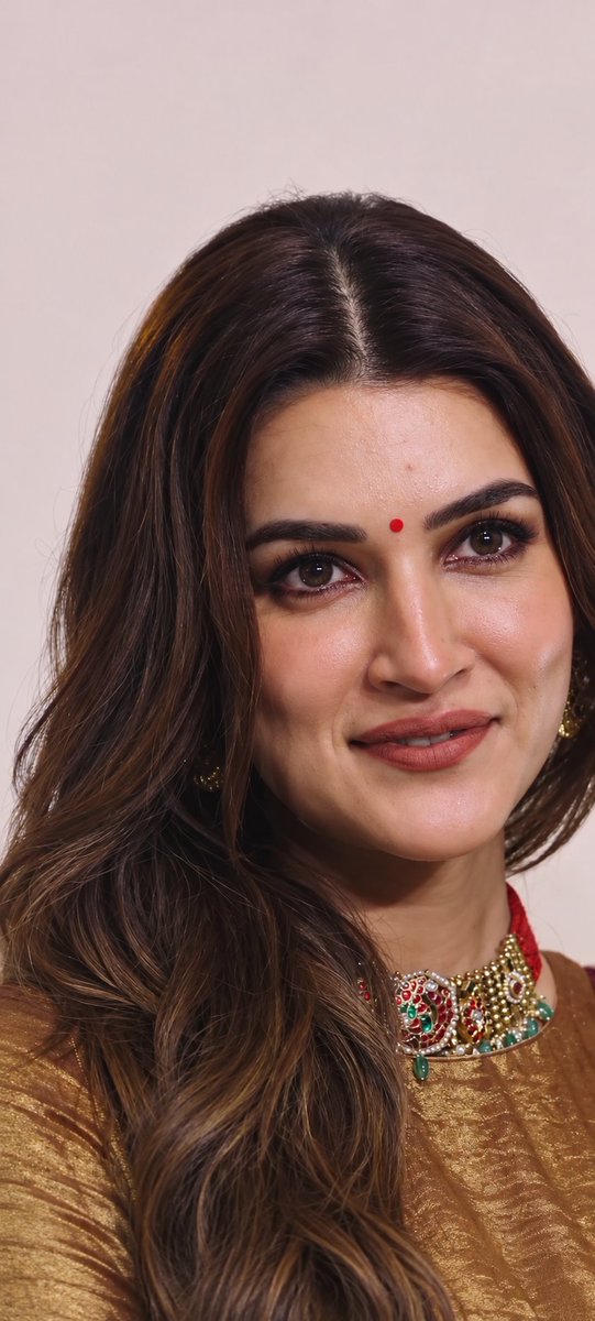 AnantapurCinema's tweet photo. Kriti Sanon 💛✨

#Kriti #KritiSanon https://t.co/IEA86rRHUk