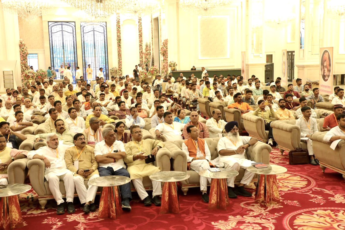 nawabsnagar's tweet photo. आज गाजियाबाद में पश्चिम एवं ब्रज क्षेत्र के विस्तारक प्रशिक्षण वर्ग के उद्घाटन सत्र में माननीय प्रदेश अध्यक्ष एवं केंद्रीय वित्त राज्य मंत्री आदरणीय श्री @mppchaudhary जी का मार्गदर्शन प्राप्त हुआ। उन्होंने आगामी चुनावों की तैयारी, संगठनात्मक कार्यों को प्रभावी ढंग से क्रियान्वित करने तथा बूथ स्तर तक संगठन को और अधिक सशक्त बनाने के संबंध में महत्वपूर्ण दिशा-निर्देश दिए।

इस अवसर पर भाजपा महिला मोर्चा की राष्ट्रीय उपाध्यक्ष एवं उत्तर प्रदेश सह-प्रभारी @Medha_kulkarni जी, सह-प्रभारी श्री @Anant_Ojha_BJP जी, तेलंगाना के प्रदेश महामंत्री (संगठन) श्री एन. मधुकर जी, माननीय राज्यसभा सांसद एवं क्षेत्रीय प्रभारी श्री @RamPratapBJP जी, प्रदेश उपाध्यक्ष श्री बृज बहादुर जी तथा क्षेत्रीय उपाध्यक्ष एवं कार्यक्रम संचालक श्री मान सिंह गोस्वामी जी सहित पश्चिम एवं ब्रज क्षेत्र के विधानसभा प्रभारी, जिला विस्तारक एवं जिला पालक उपस्थित रहे।

#BJP4ViksitBharat #BJP4UP #BJP4WUP