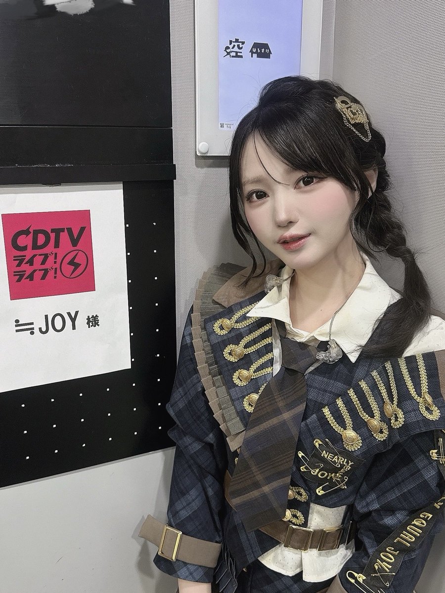 ichihara_ayumi_'s tweet photo. 「CDTVライブ！ライブ！」にて
6thシングル表題曲
 『ロックスター様』 ​
初披露させていただきました！！
とてもかっこいい楽曲です！
今までとは違う私たちも好きになってください🎸⚡️
衣装も鬼かっこかわいいです♡

#ロックスター様
#ニアジョイ
#CDTVライブライブ さん https://t.co/oSZ5G9vdsa