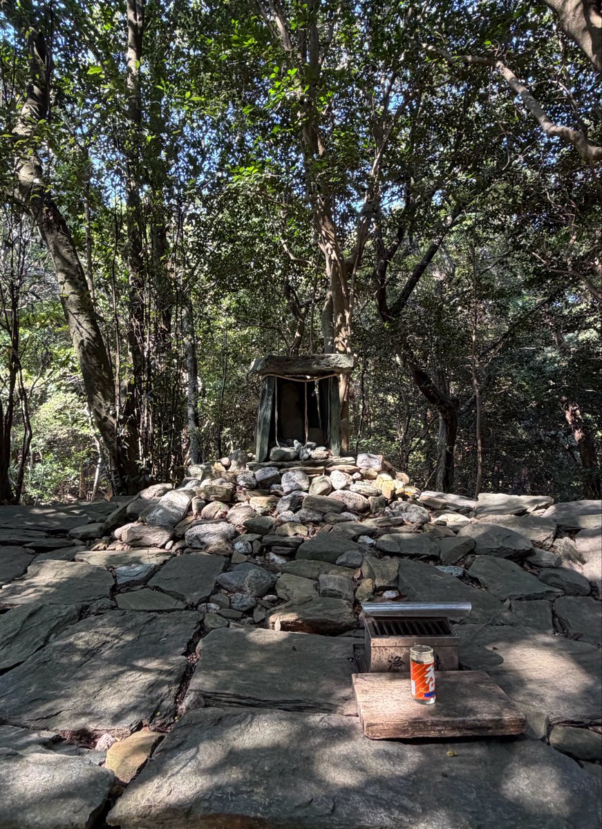 kuguri217's tweet photo. 1枚目と2枚目が天石門別八倉比売神社（あめのいわとわけやくらひめじんじゃ）で、3枚目が神社の裏（奥の院）にある祭壇。卑弥呼の墓（諸説あり）と言われてるそうですじゃ。ファンタジー✨ https://t.co/EKiber4DTX