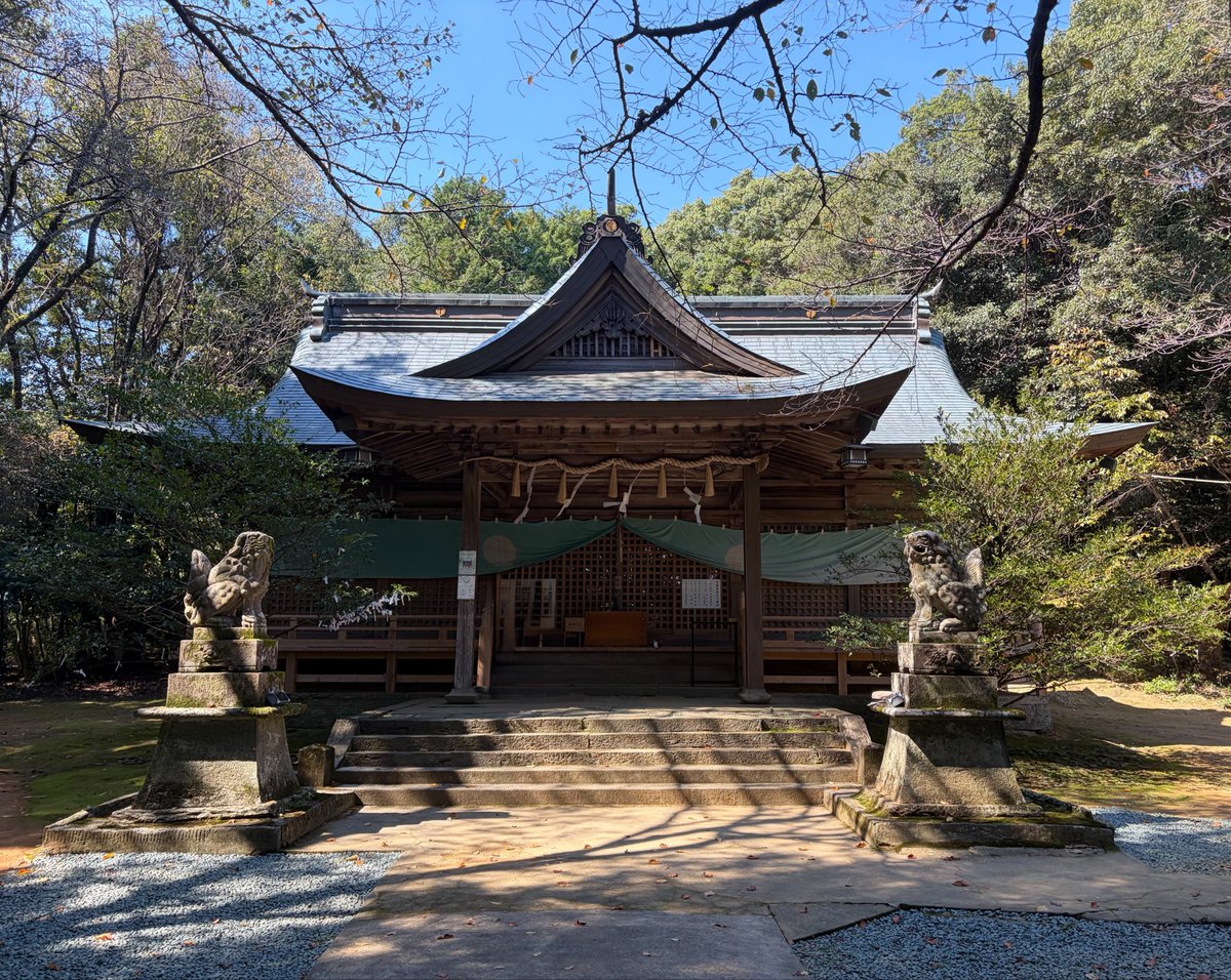 kuguri217's tweet photo. 1枚目と2枚目が天石門別八倉比売神社（あめのいわとわけやくらひめじんじゃ）で、3枚目が神社の裏（奥の院）にある祭壇。卑弥呼の墓（諸説あり）と言われてるそうですじゃ。ファンタジー✨ https://t.co/EKiber4DTX