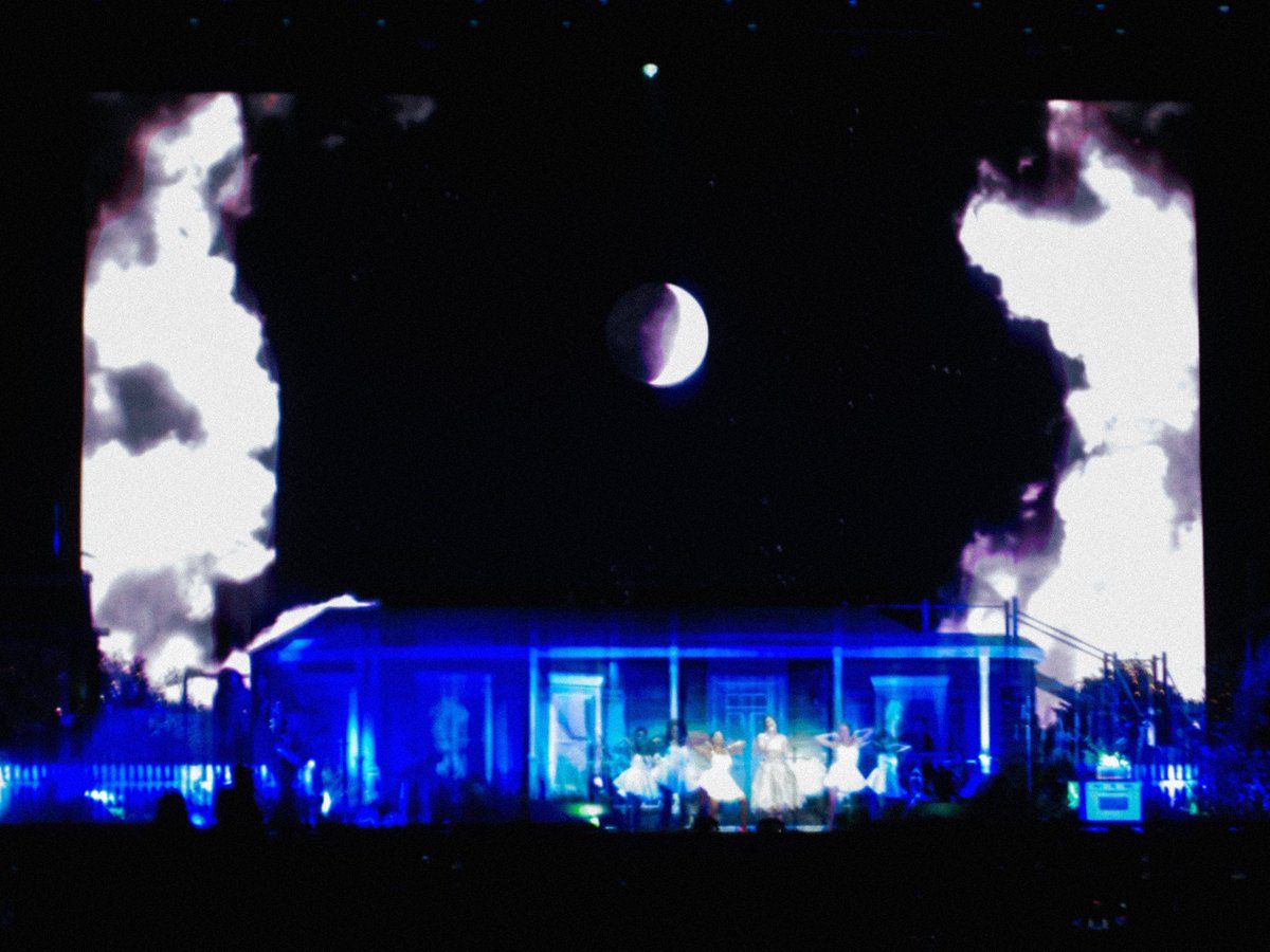 artr_sh's tweet photo. lana del rey in singapore 2026
shot by artr_sh https://t.co/Zgro80zduy