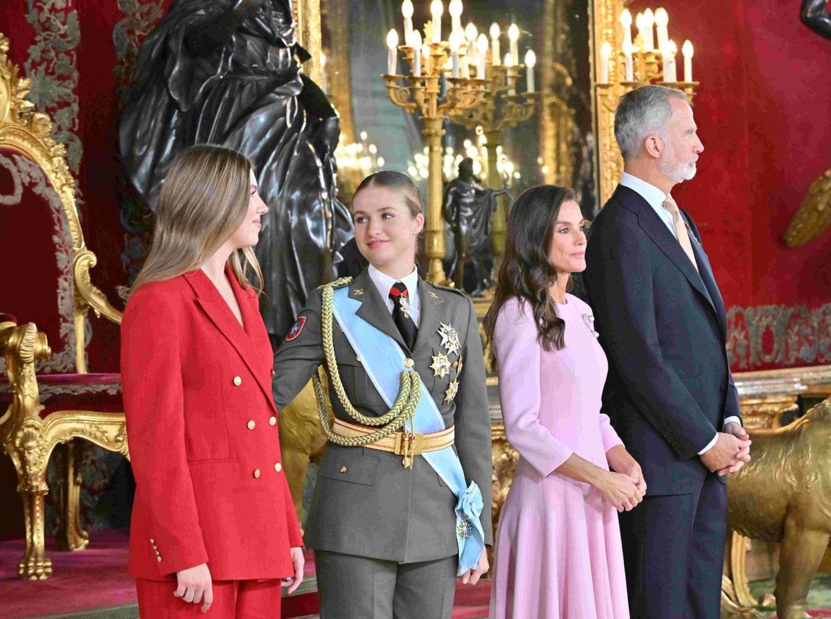 PatrimNacional's tweet photo. 🏰El #PalacioReal de Madrid acoge la tradicional recepción con motivo del Día de la Fiesta Nacional 🇪🇸 presidida por SS. MM. los Reyes, acompañados de la Princesa de Asturias y la Infanta Sofía.

En el Salón del Trono los Reyes han saludado a las autoridades e invitados 🤝 https://t.co/SJPkpAcE6F