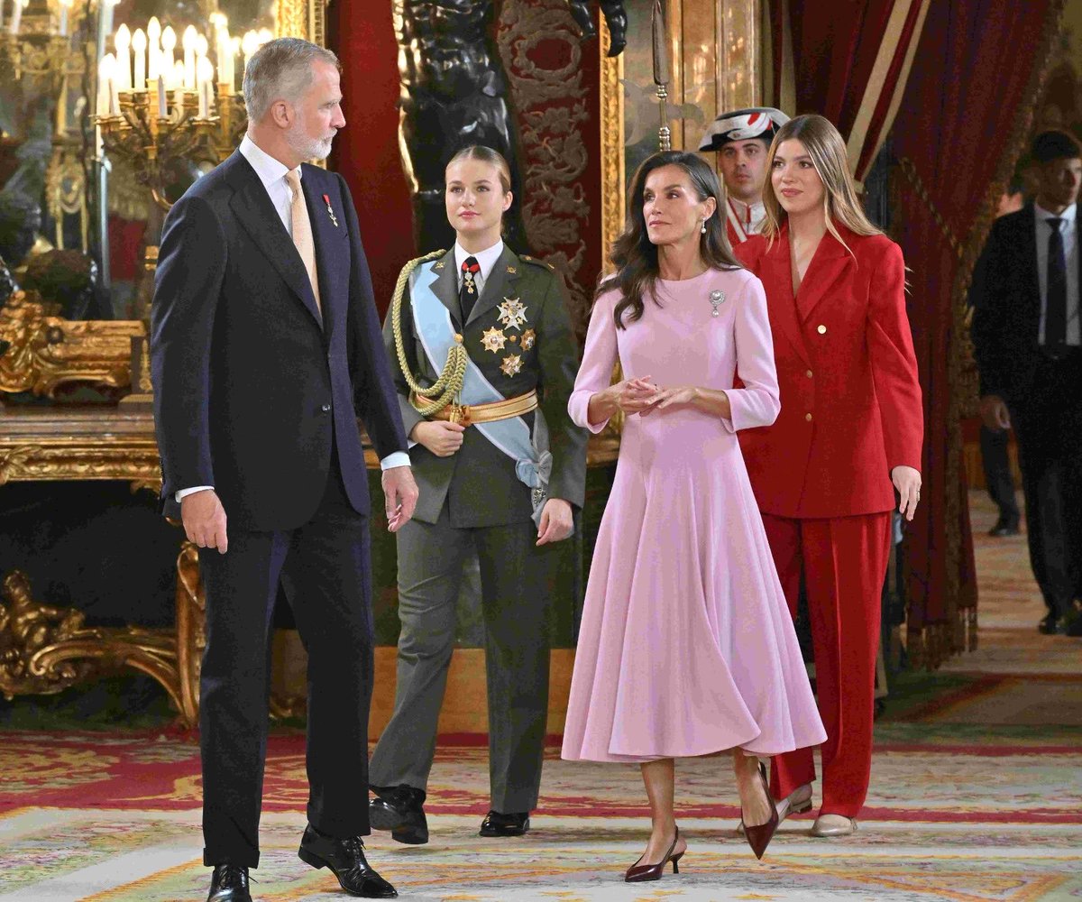 PatrimNacional's tweet photo. 🏰El #PalacioReal de Madrid acoge la tradicional recepción con motivo del Día de la Fiesta Nacional 🇪🇸 presidida por SS. MM. los Reyes, acompañados de la Princesa de Asturias y la Infanta Sofía.

En el Salón del Trono los Reyes han saludado a las autoridades e invitados 🤝 https://t.co/SJPkpAcE6F