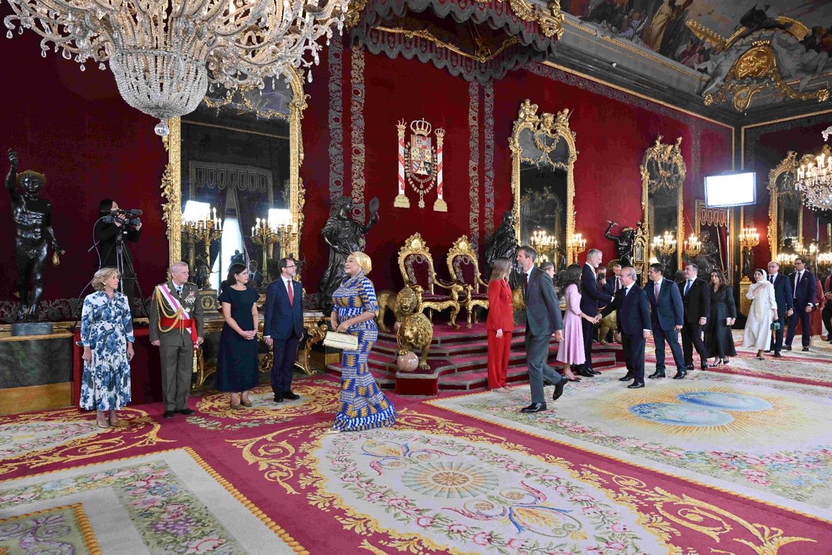 PatrimNacional's tweet photo. 🏰El #PalacioReal de Madrid acoge la tradicional recepción con motivo del Día de la Fiesta Nacional 🇪🇸 presidida por SS. MM. los Reyes, acompañados de la Princesa de Asturias y la Infanta Sofía.

En el Salón del Trono los Reyes han saludado a las autoridades e invitados 🤝 https://t.co/SJPkpAcE6F