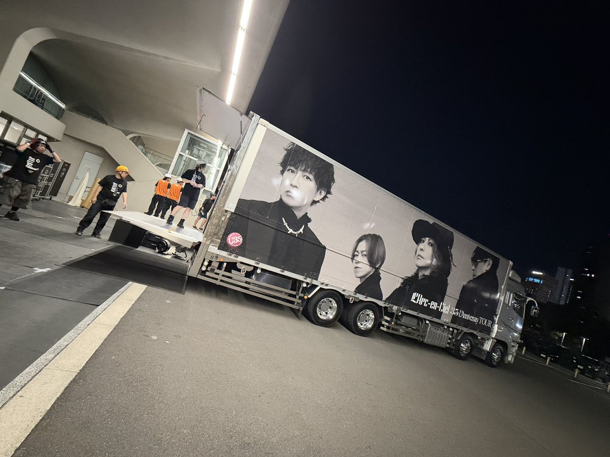 arakihisako's tweet photo. 代々木体育館、数えてみたら…
私はラルクチームで25回ほどおじゃましておりました！
３日間お世話になったメイクルーム、感謝を込めて綺麗にお掃除して帰ってきました！
次は福岡で！！ありがとうございました!!
#立つ荒木跡を濁さず
#LArcenCiel
#35thラニバーサリー
実は初日、緊張して眠れなかったです。
30年経ってもなお！このピリッと感を味わえるってすごい事だな。
まだまだひよっこだ笑🐣
はい！精進します🫡
#本日のツアトラ
#なんかツアトラ推しになってきた笑
