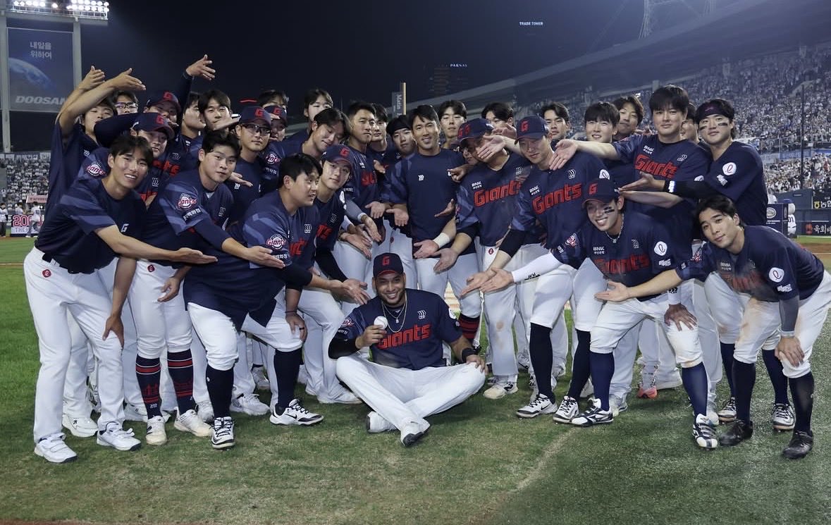 lotteho13's tweet photo. 진짜 우리 무리야😭😭😭😭😭😭😭🫰🫰 https://t.co/wSMOBgWOnA
