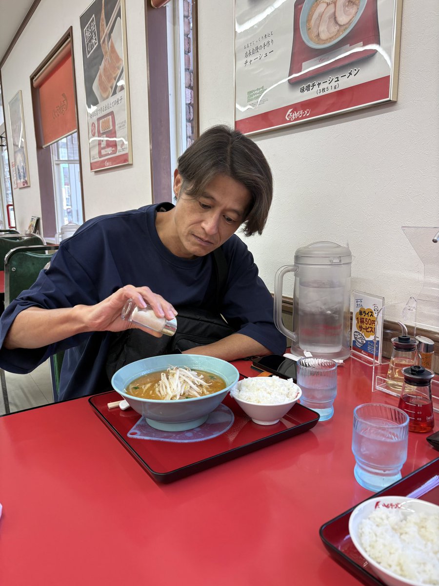 nakaza_nkz's tweet photo. 【3匹 熊谷の思ひ出】
①くるまやラーメンにてグルテン大解放
②味変激しめさとし
③モルタルおじとバンドマンおじの香ばしい背中
④3連チャンワンマンをタフに駆け抜けた3匹

ばいなら。 https://t.co/W0cZEUijSk