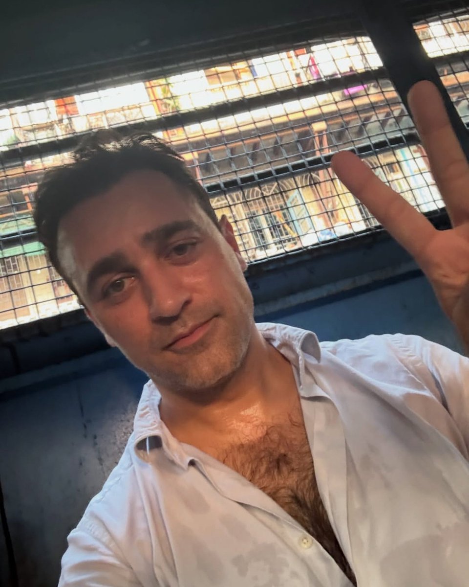 MukAn_X's tweet photo. आमिर खान के भगना इमरान खान कॉकरोच जनता पार्टी के समर्थन वाले प्रदर्शन में पहुँचे थे

पुलिस ने मौके पर ही उन्हें डिटेन कर लिया था।

अब वे बुरी तरीके से कानूनी पचड़े में फँस गए।

थाने में उनके खिलाफ शिकायत दर्ज हुई है गंभीर।

इमरान ने कहा था कि वे इसी शहर में रहने वाले आम नागरिक की हैसियत से आए हैं।

शिकायत में आरोप लगा कि इमरान का जन्म..1/2
