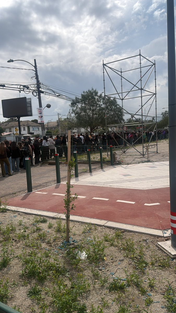 abouutjk's tweet photo. q mierda la fila loco 😭😭 está brutal 
#BANGTANPALOOZA https://t.co/1dUBNXM7xT