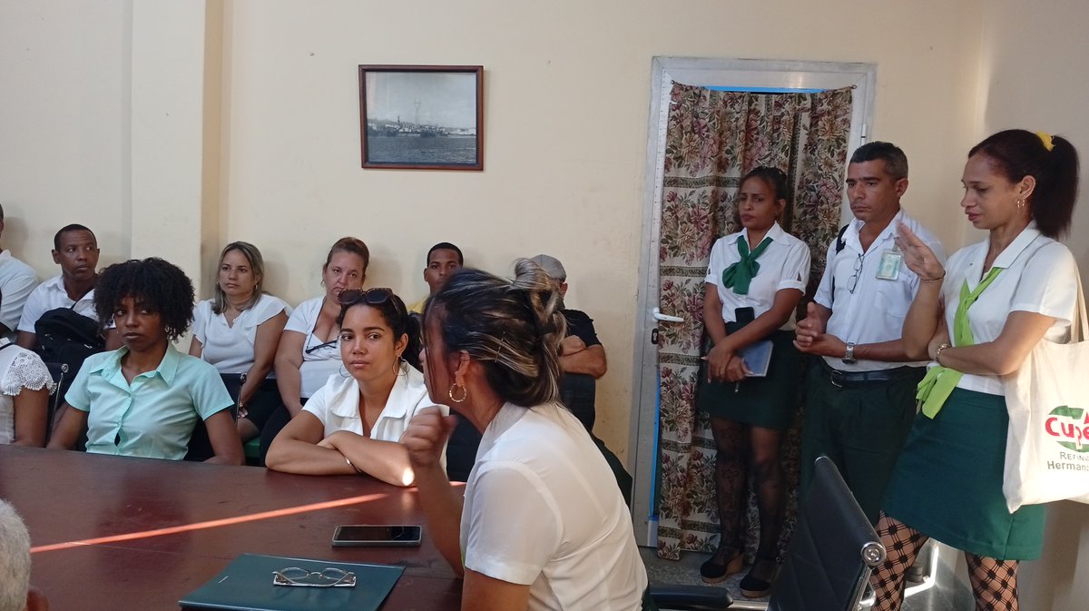 REFHDSCU's tweet photo. Hoy inicia la #SemanaDeLaReserva. Nuestras reservas de cuadros asumen sus áreas y se entrenan en el cargo. Invertir en su formación garantiza un relevo eficiente y preparado.
¡Éxitos! La @REFHDSCU confía en su capacidad y preparación. Darán el💯.
#PetrolerosPorCuba https://t.co/4QPlGeBoFw