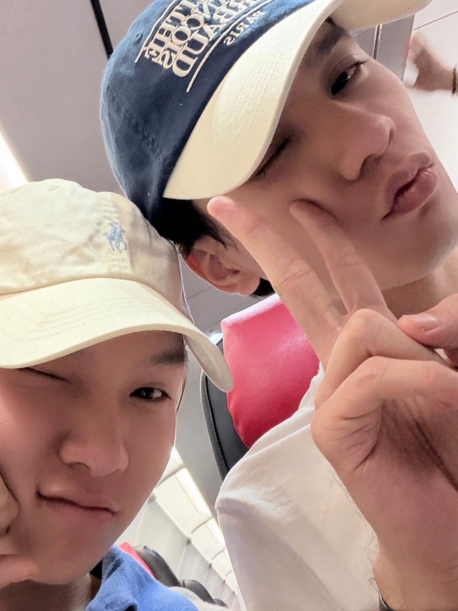muffinbooi's tweet photo. ปะป๊าและมาดามท่านมาขอบคุณประชาชน ชาวโอ๋แล้ว งั้นเราซิ่งต่อ+vat ได้เลยครับ (ล้อเล่น) https://t.co/HfFEaKSw3a