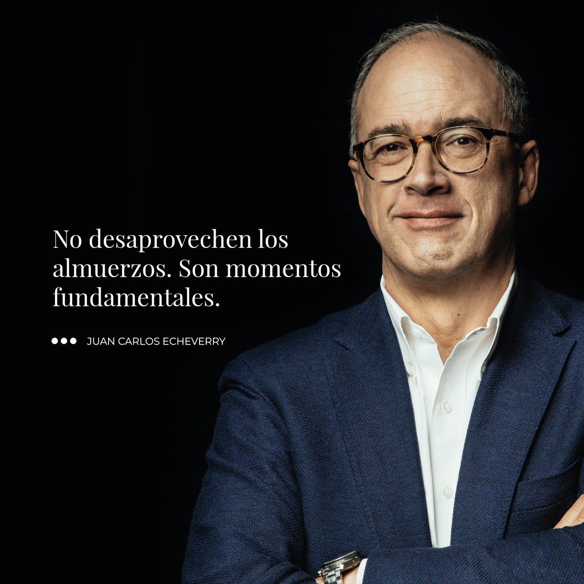 JCecheverryCol's tweet photo. Un almuerzo a la semana puede cambiar mucho más de lo que parece.

Hay una práctica que recomiendo especialmente a quienes están construyendo su carrera: al menos una vez a la semana, almuerce con alguien para algo.

Puede ser para pedir un consejo, buscar un mentor, contar en qué está trabajando o simplemente decir: “Estoy buscando trabajo. Si sabe de algo, acuérdese de mí”.

Parece poco, pero si uno lo hace consistentemente, al final del año habrá tenido alrededor de 40 conversaciones que de otra manera probablemente no habrían ocurrido. 

Muchas oportunidades empiezan así. No necesariamente con una búsqueda formal o una reunión planeada con meses de anticipación, sino con una conversación.

No desaprovechen los almuerzos. Son momentos fundamentales.