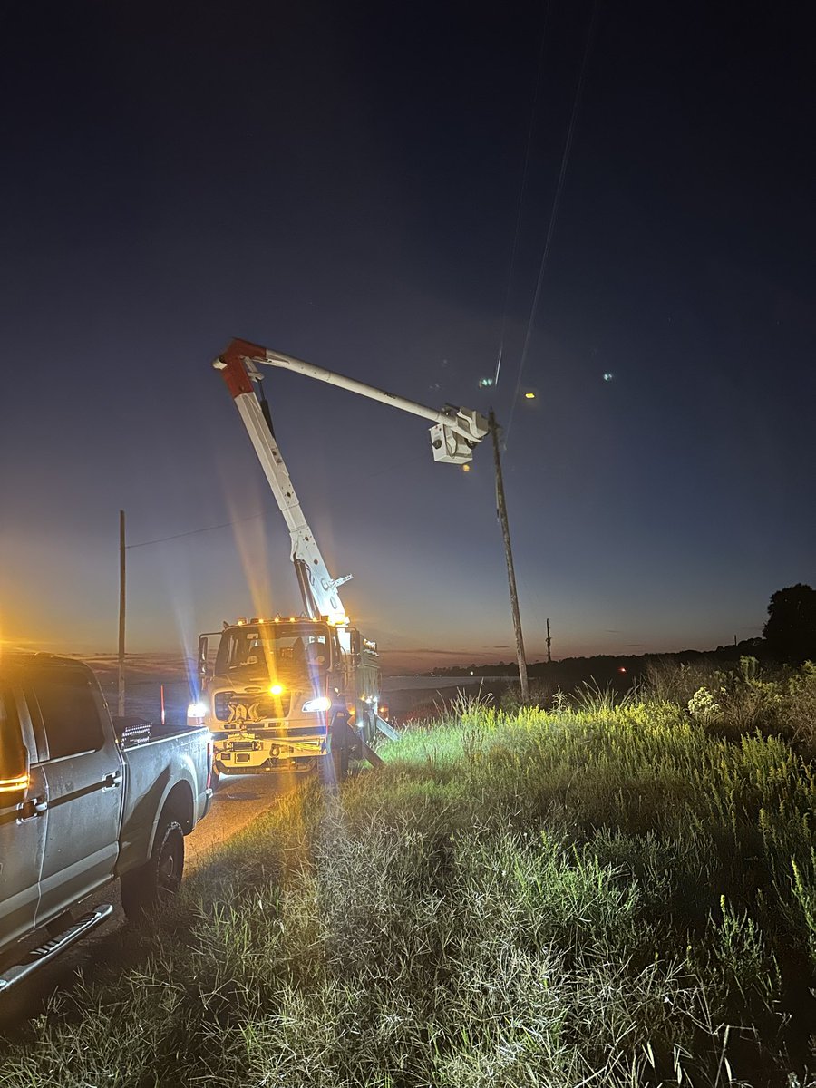 alabamapower's tweet photo. Thank you for bearing with us as crews worked overnight into Monday morning to restore power safely and as quickly as possible. 

To our neighbors in Brewton and Monroeville, we know many are still dealing with significant wind and storm damage from Hurricane Isaias, including widespread tree damage and impacts to infrastructure. 

Know that our crews won’t stop working until every customer who can safely receive power is restored.
> https://t.co/igqZu5BJeX