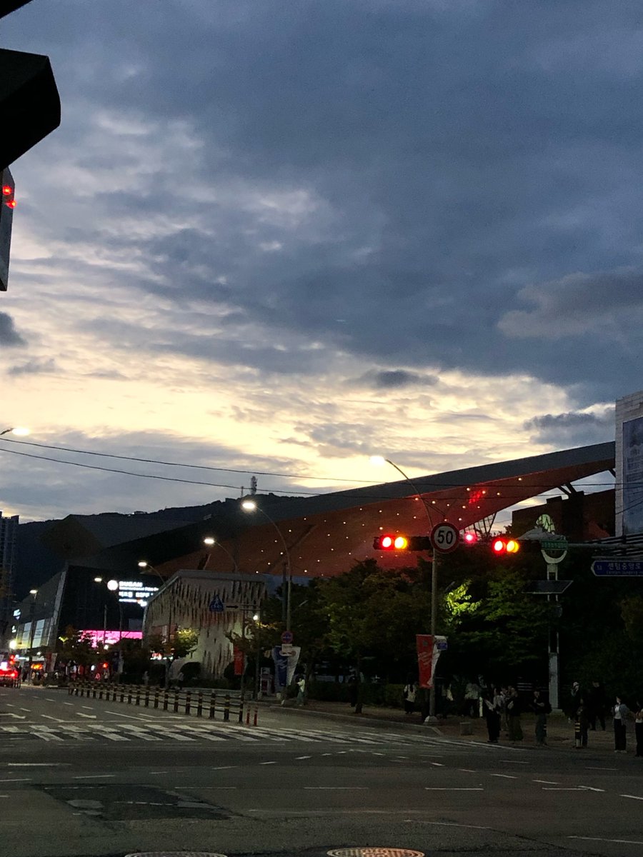 yessorroh's tweet photo. 부산여행시켜드렸습니다 https://t.co/iJVSFIrNuH