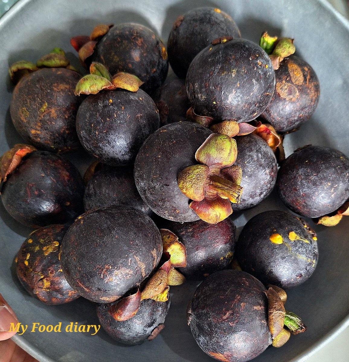 AmjoeYonis's tweet photo. Mangosteen at lanzones... 😍😍😋😋 paborito ko tlaga toh https://t.co/fYrLpyHOW3