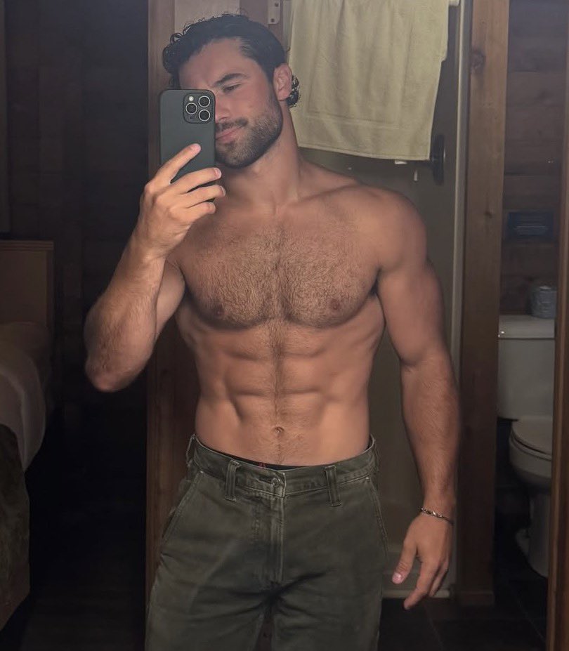 P4TRONS4INT's tweet photo. Hollywood about to slut this man out like they did to Zac Efron in 2016-17 https://t.co/iZWoIUKotA