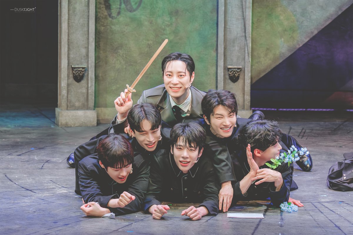Dusklight_photo's tweet photo. 261011 뮤지컬 비더슈탄트 무대인사
매그너스 役 황순종
아벨 役 강병훈
프레드릭 役 김준식
하겐 役 황건우
재스퍼 役 김도민
클레어 役 고철순 https://t.co/A7e0ix6enO