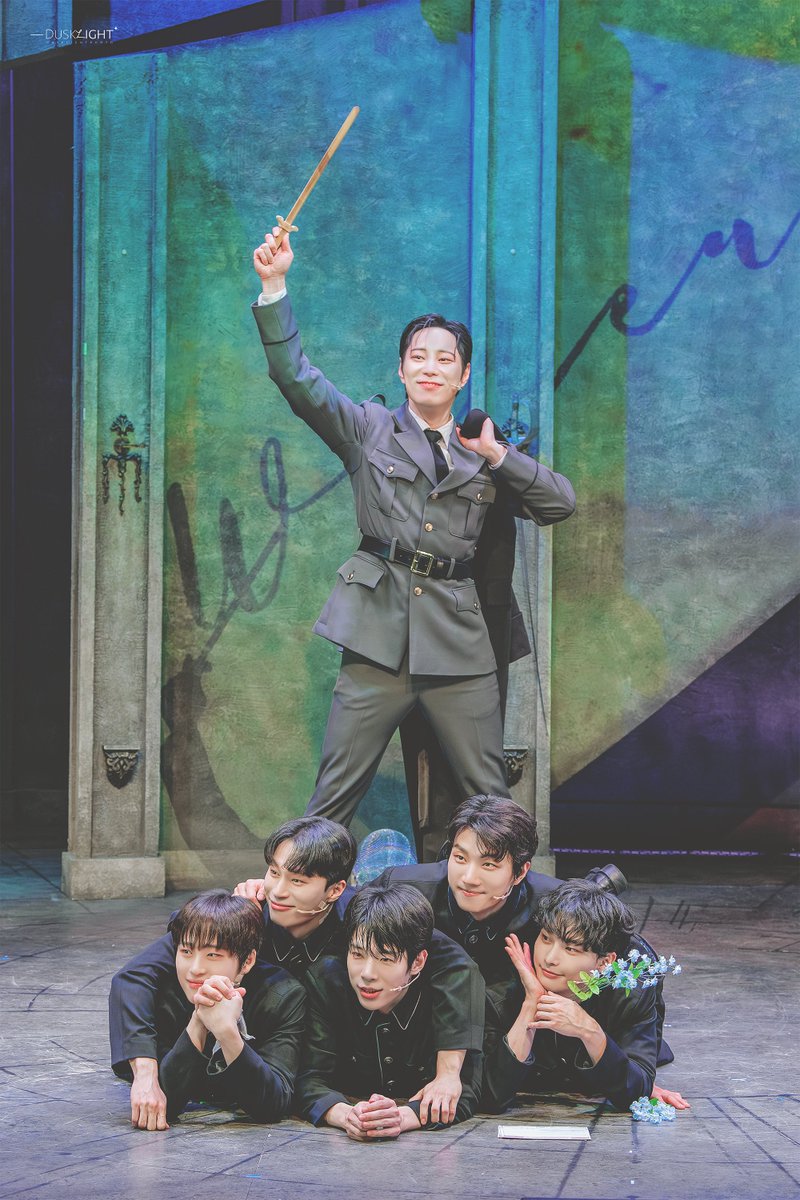 Dusklight_photo's tweet photo. 261011 뮤지컬 비더슈탄트 무대인사
매그너스 役 황순종
아벨 役 강병훈
프레드릭 役 김준식
하겐 役 황건우
재스퍼 役 김도민
클레어 役 고철순 https://t.co/A7e0ix6enO