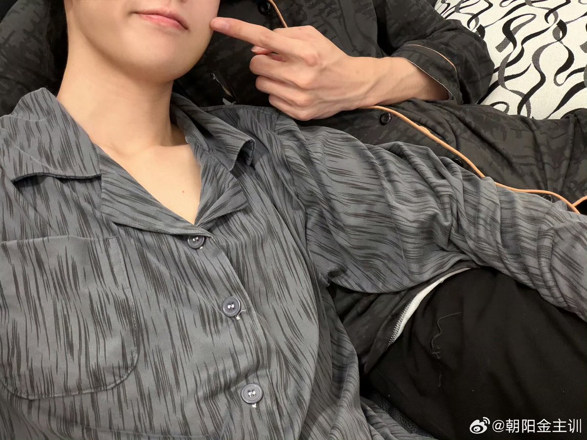 yunxhyerim's tweet photo. Rao Zihao Weibo (2nd acc) 121026

// While his baby gets to stay home, lie down, and rest, Zhu Hou is busy cooking and deep cleaning the whole house 😭🫶🏻He really pampers and spoils his baby so much😭🥹💕 Zihao is literally getting the princess treatment every single day 😩🫶🏻v(ಥ ̯ ಥ)v

Capt:
Today is a day of staying home, lying down and resting while the swelling goes down (me), and cooking and deep cleaning the house (him)

#TheMissingPiece #ZhuZi #RaoZihao #ZhuHou