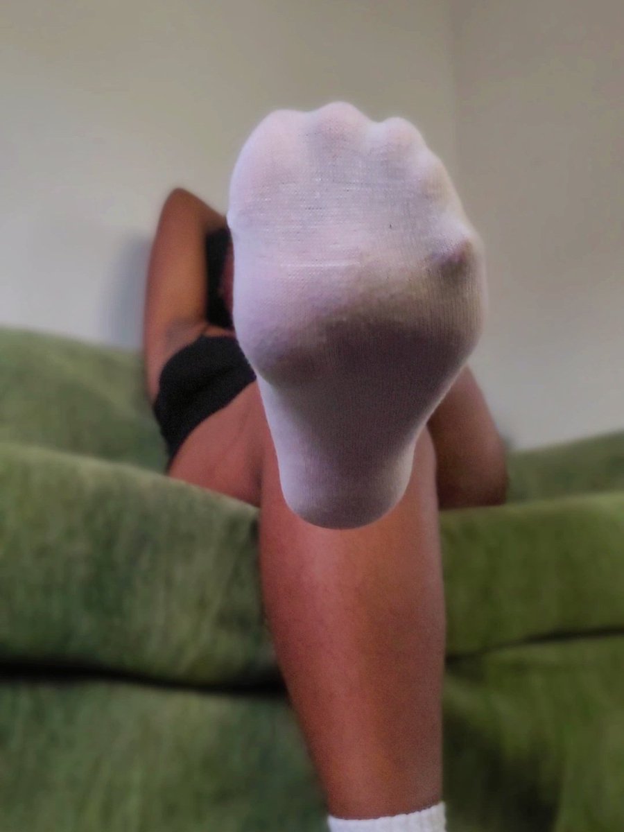 RuledbyRyn's tweet photo. come, it's time for your morning white sock sniff 😌 https://t.co/Xvk8GJhQrq