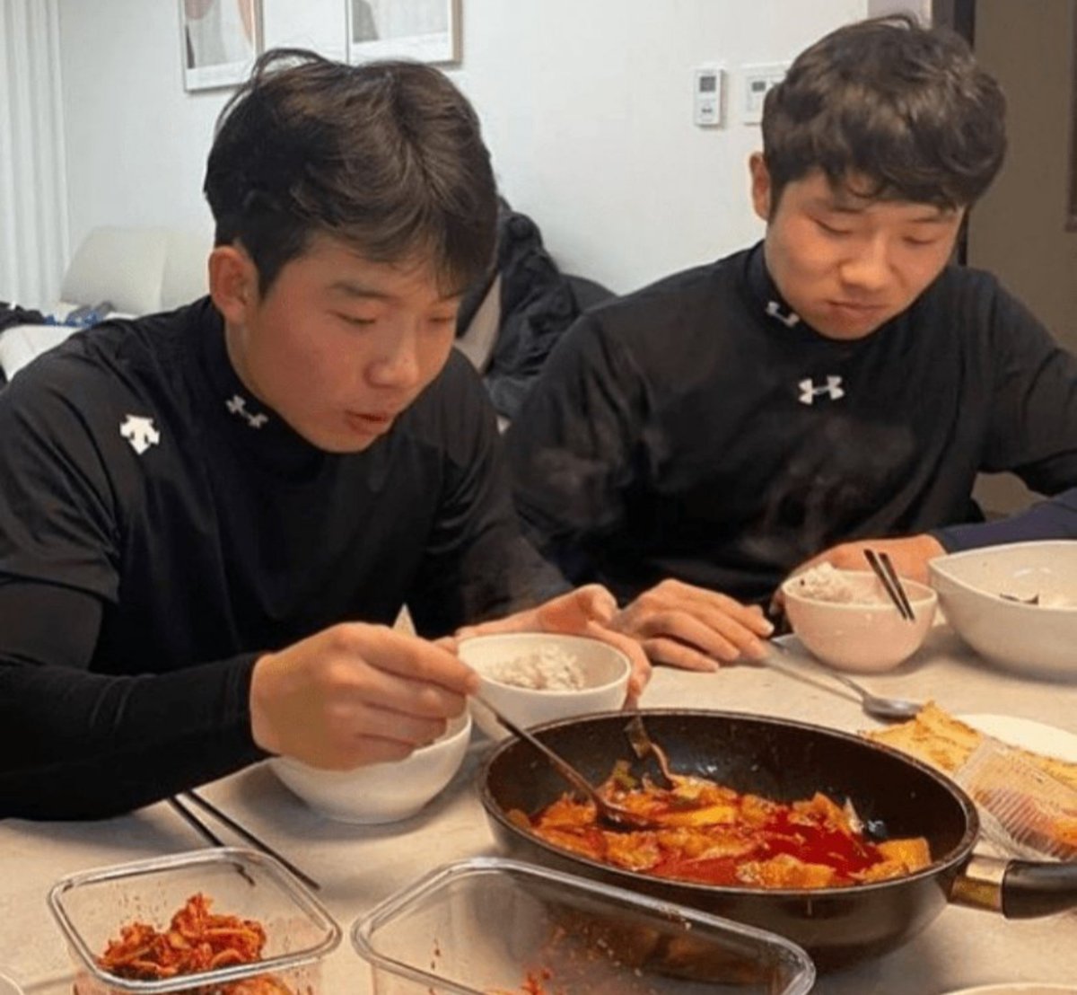 M4NG9_KBO's tweet photo. 이 사진이 진짜 대박 닮았어요 https://t.co/691h2tkxpJ