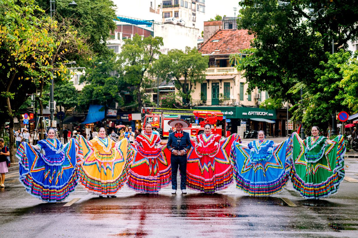 agarcialopezl's tweet photo. Felicito a MITOTE, grupo de danza folclórica de la comunidad mexicana en Singapur, por representar a México en el Festival de las Culturas en Hanói, Vietnam, y compartir nuestra riqueza cultural a través de la danza. 🇲🇽🇻🇳

#DiplomaciaCultural https://t.co/9Q7hkE1jUS