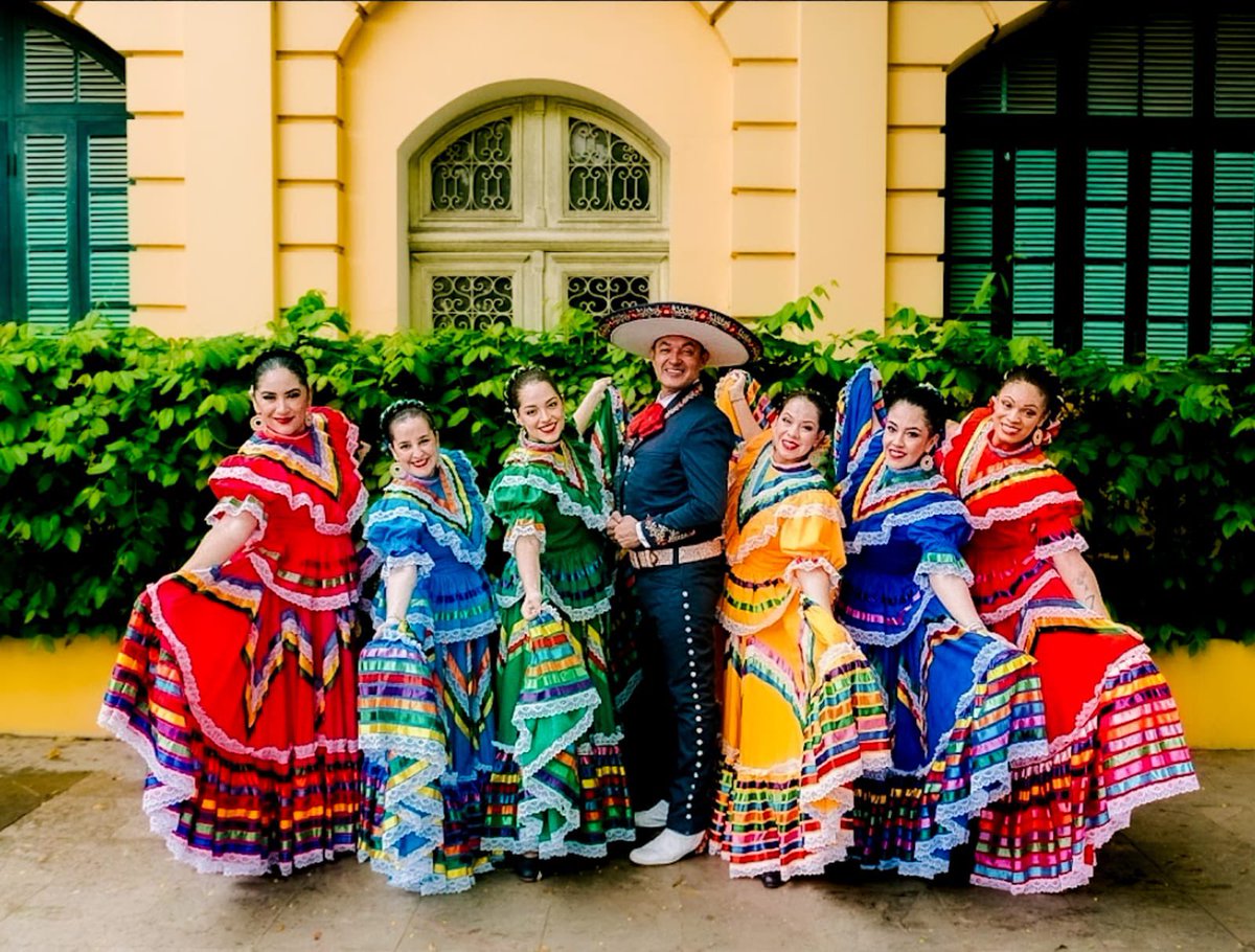 agarcialopezl's tweet photo. Felicito a MITOTE, grupo de danza folclórica de la comunidad mexicana en Singapur, por representar a México en el Festival de las Culturas en Hanói, Vietnam, y compartir nuestra riqueza cultural a través de la danza. 🇲🇽🇻🇳

#DiplomaciaCultural https://t.co/9Q7hkE1jUS