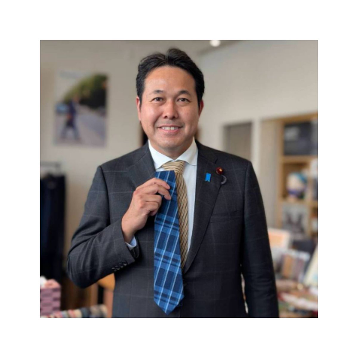 kondo_masahiko6's tweet photo. 【秋の新作コレクション！?】
春に続き、久留米絣グッズでお世話になっている西原糸店様の感謝祭へ。シンボルカラーの黄色系、かすりの王道である深い藍色がまず意識されますが、今回は比較的鮮やかな色味を選びました。なお黄色系も生地から選び、完成が楽しみです。
#久留米絣
#伝統的工芸品 https://t.co/rI8GiXdNrq