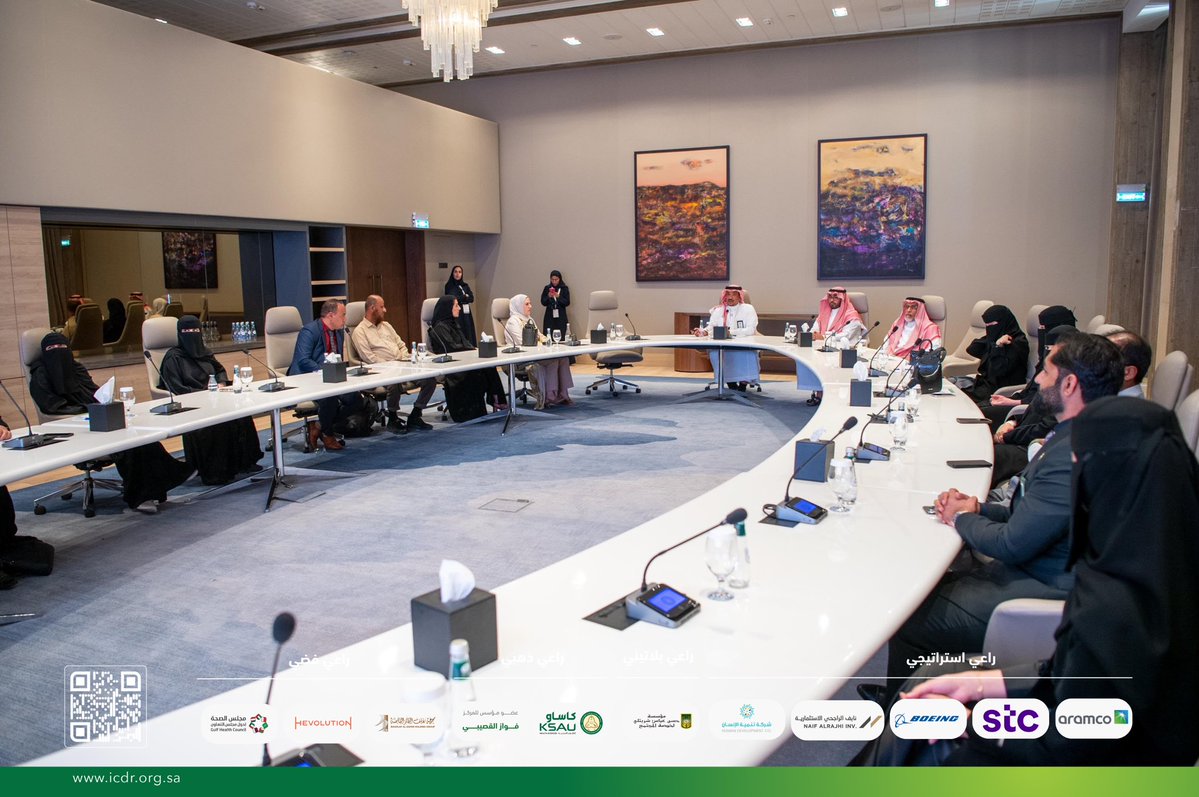 kscdr's tweet photo. كيف يمكن الكشف عن بعض الاضطرابات الوراثية قبل ظهور أعراضها؟

تتيح تقنيات تسلسل الجينوم الكشف عن تغيّرات جينية مرتبطة ببعض هذه الاضطرابات لدى حديثي الولادة، بما قد يساعد على التشخيص المبكر وبدء العلاج أو المتابعة في الوقت المناسب.

وضمن جلسات #المؤتمر_الدولي_السابع_للإعاقة_والتأهيل، يستعرض أ. د. ماجد الفضل، نائب الرئيس التنفيذي لمركز الملك عبدالله العالمي للأبحاث الطبية «كيمارك»، نتائج الدراسة التجريبية لمشروع «سعودي بيبي سيك»، التي شملت تسلسل الجينوم الشامل لـ1,070 مولودًا من حديثي الولادة الأصحاء، ويناقش إمكاناتها في دعم الكشف المبكر وتحديد التدخل الطبي المناسب.