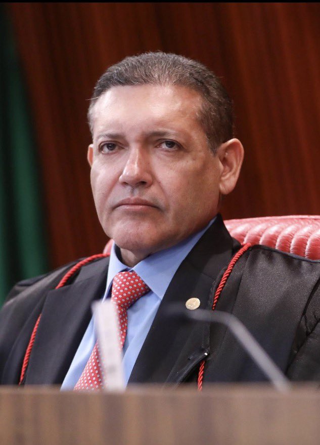 Pri_usabr1's tweet photo. PT QUER AFASTAR KASSIO NUNES MARQUES DO TSE

O Partido estuda pedir a suspeição do presidente do TSE, acusando-o de favorecer Flávio Bolsonaro. O estopim foi a decisão de suspender o canal “Exército do Lula”, posteriormente revertida por outro ministro.🤡 https://t.co/J6418FTssj