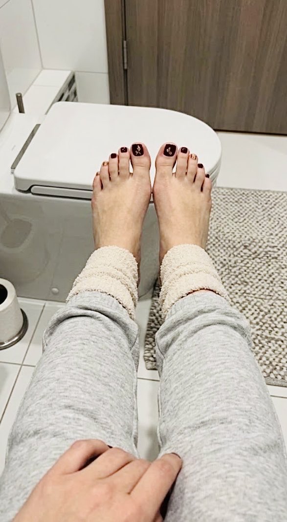 ElcocolinaxD's tweet photo. Pedicure appointment in 3 weeks! 💅 Late autumn vibes 🍂 or already winter mode ❄️? Help me decide! 👇 https://t.co/Z1qVsz3fZd