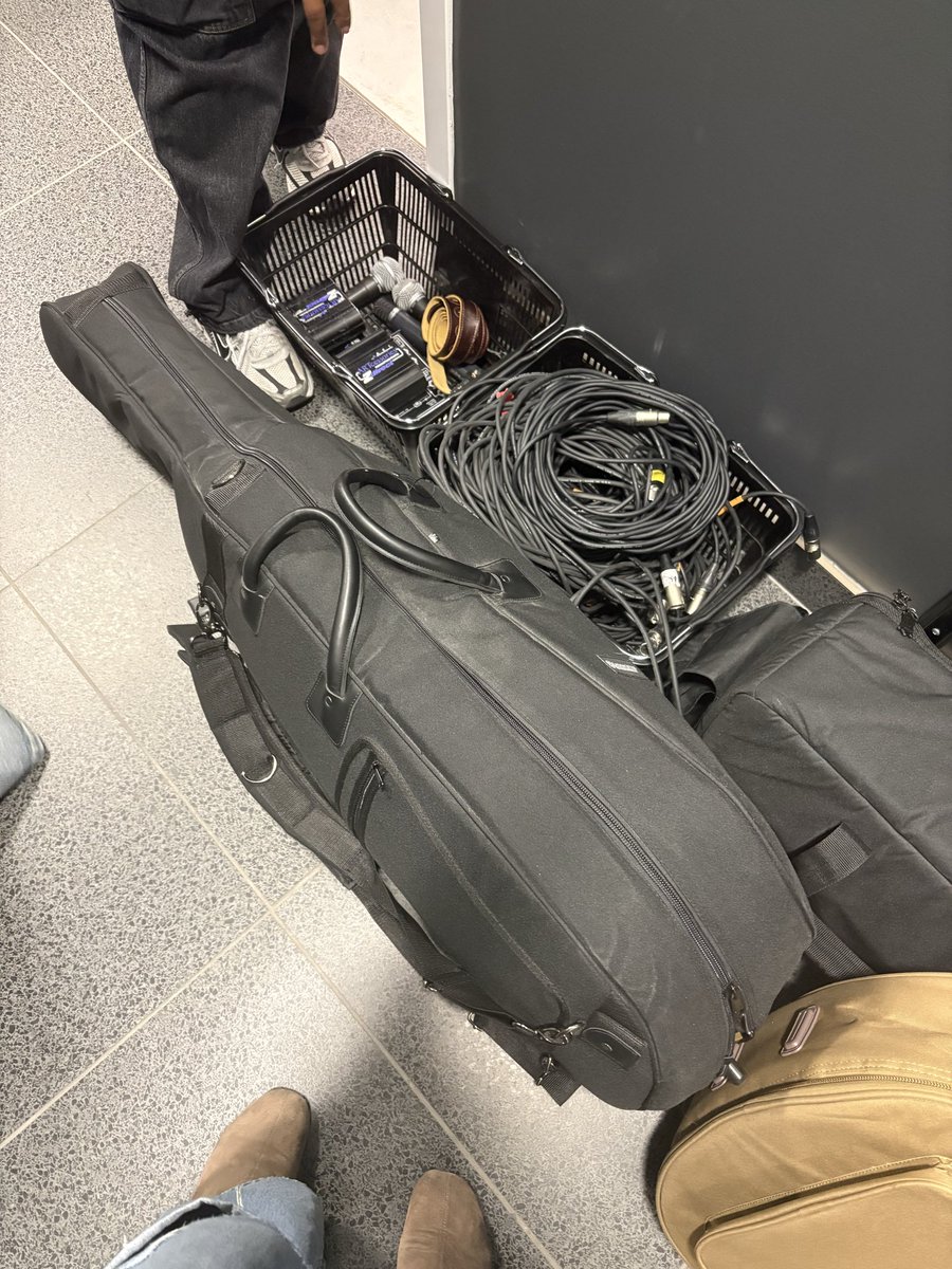 allielotl's tweet photo. packing up all the stuff 🤘 https://t.co/rIgofypArs