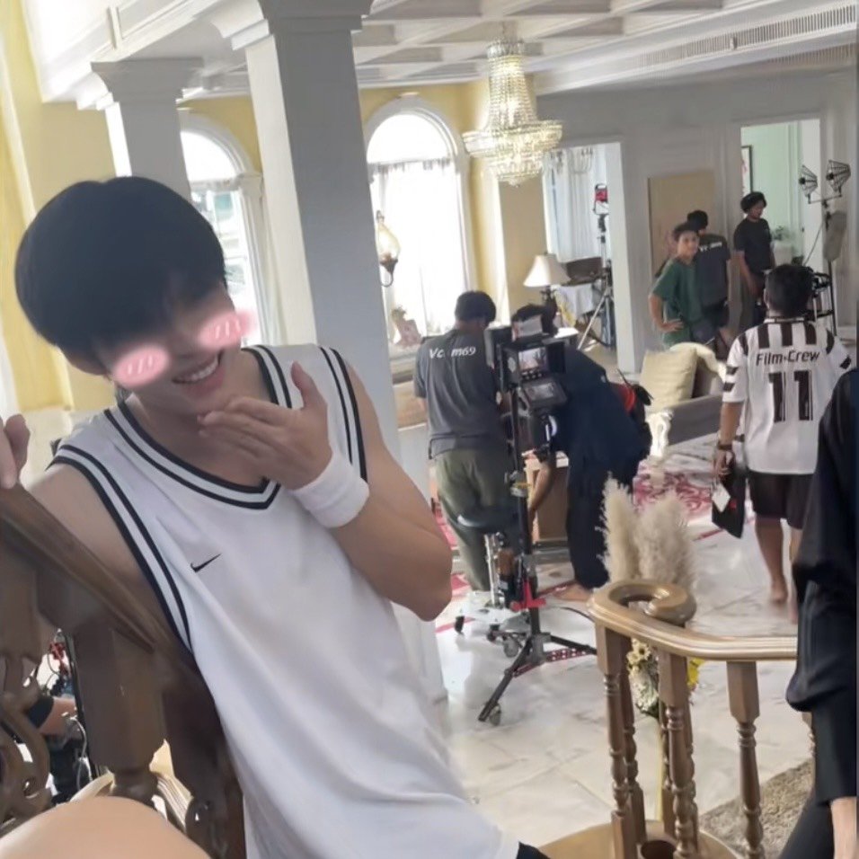 khaosansekv_2's tweet photo. กุตรายมาก พี่แบ้งเพิ่งบอกตัวเองไม่ค่อยมีหนวด ในเบื้องหลังยังมีพูดอีกว่ากุบอกให้ (คอป) โกนหนวด เวลากุจูบแล้วหนวดมึง (คอป) ทิ่มปากกุทุกทีเลย กลายเป็นคนมีหนวดคือคอปแทนอะ กุเขินหน้าเบี้ยวมาก นี่มันเรื่องอะไรกันคะ https://t.co/HmqA1sjHIC