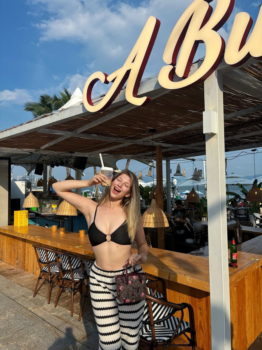 Ianthe_LE's tweet photo. Coastal days hit different. Living for these easy‑going beach moments https://t.co/OLq2qmkld5