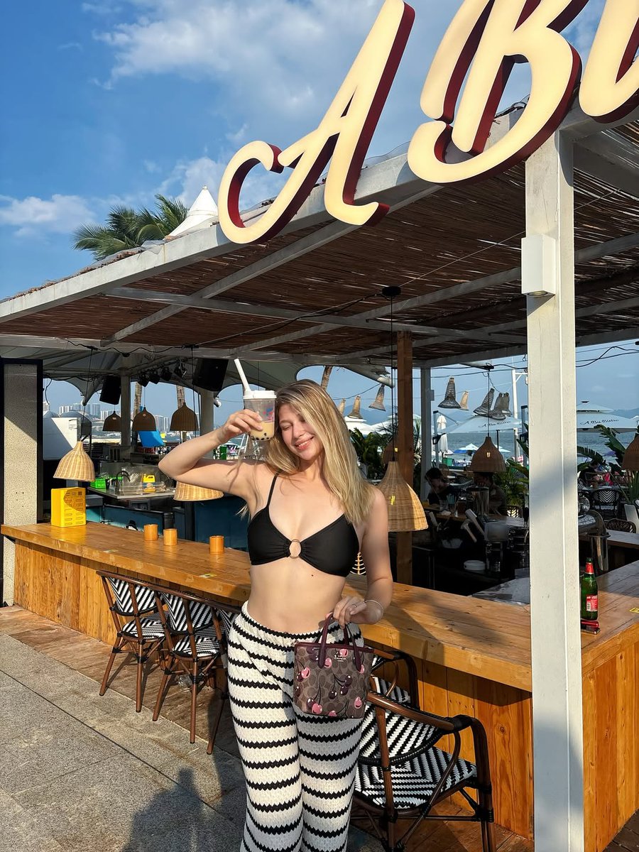 Ianthe_LE's tweet photo. Coastal days hit different. Living for these easy‑going beach moments https://t.co/OLq2qmkld5