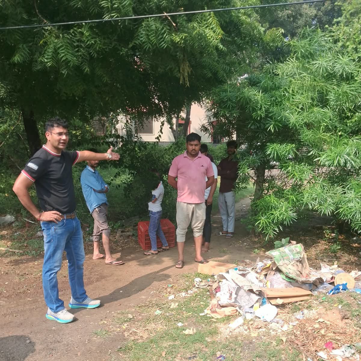 OfficialGNIDA's tweet photo. सेक्टर बीटा-2 में सड़क किनारे कूड़ा फेंकने पर #GNIDA के स्वास्थ्य विभाग ने आज पेनल्टी लगाने की कार्रवाई की। स्वच्छता नियमों का उल्लंघन करने वालों पर कार्रवाई जारी रहेगी। जनसामान्य से अपील है कि कूड़ा केवल कूड़ेदान या गार्बेज कलेक्शन वाहन में ही डालें। https://t.co/yFYlW7ozCq