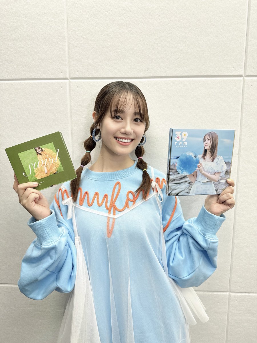 InfoItomiku's tweet photo. アーティストデビュー10周年特番
『39 for standing by MIKU』🌼

睦月先生にも来て頂いて新曲のお話やライブツアーのお話お聞きしました！時間足りなかったですね☺︎

そして！！バンドメンバーは前回と同じメンバーです✨心強過ぎます。ツアーとてもたのしみですね！(みく)
#みっく39rpm https://t.co/Q0YM9q7vCj