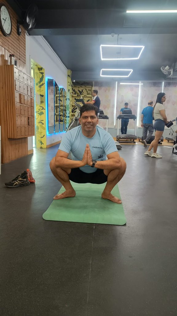 drrajiv_run's tweet photo. Delhi rain = rare clean air 🌧️ So did it all: 72 min walk 🚶 (5.27 km), 49 min strength 🏋️, 12 min yoga 🧘
Heart = engine ❤️ Muscles = shock absorbers 💪 Mobility &amp; balance = tyres + steering 🛞
Tune all three! 🚗
#Fitness #StrengthTraining #Yoga #HealthyAging #Walking https://t.co/pNNbYyFn4M