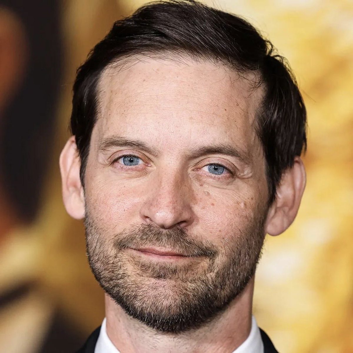 MilleyMich39119's tweet photo. This is Tobey maguire and here are some of the movies he acted aside of Spider-Man 

1. Brothers (2009)
He is a soldier in this movie and after returning home after being presumed dead.

2. Babylon (2022)
This movie proved to everyone that truly tobey is a great actor 

3. Pawn Sacrifice (2014) 
This is a biography movie in which he acted as Bobby fisher. It’s a classic movie

4. The Cider House Rules (1999)
Arguably this is the best movie he has starred in.

Which of his movie do you prefer?