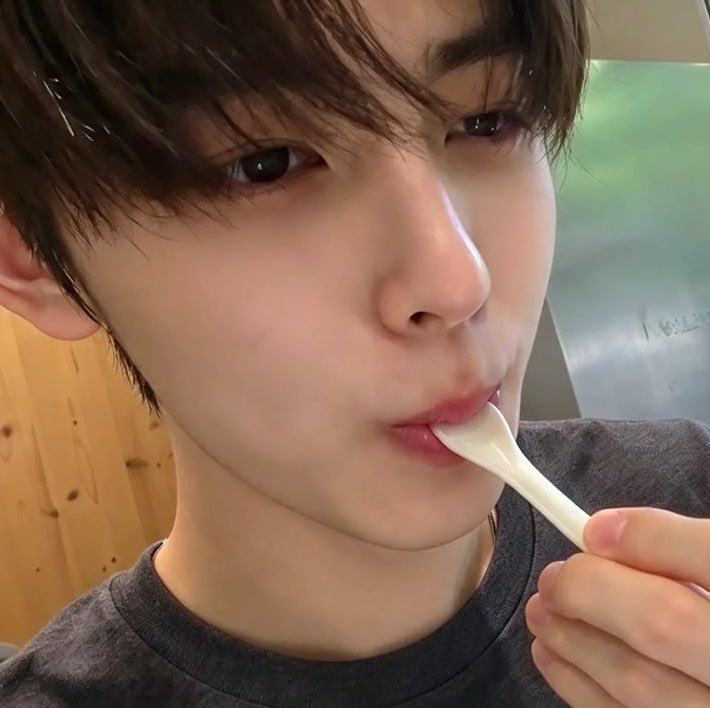 eyanngantuk's tweet photo. the way he enjoys his gelato 😭🤏🏻 https://t.co/9N8CzpWuXV
