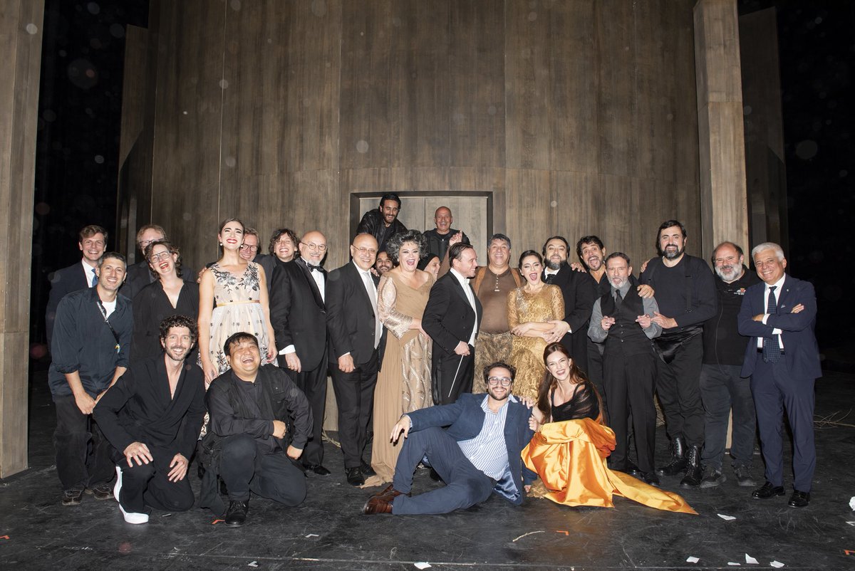 OperaRoma's tweet photo. “Ma ride ben chi ride / la risata final!”

Teatro gremito ieri per la prima di “Falstaff” di Giuseppe Verdi, che rimarrà in scena fino al 1 novembre. Se non eravate in teatro, vi aspettiamo numerosi per una delle prossime recite! https://t.co/l1dpSAvOpr