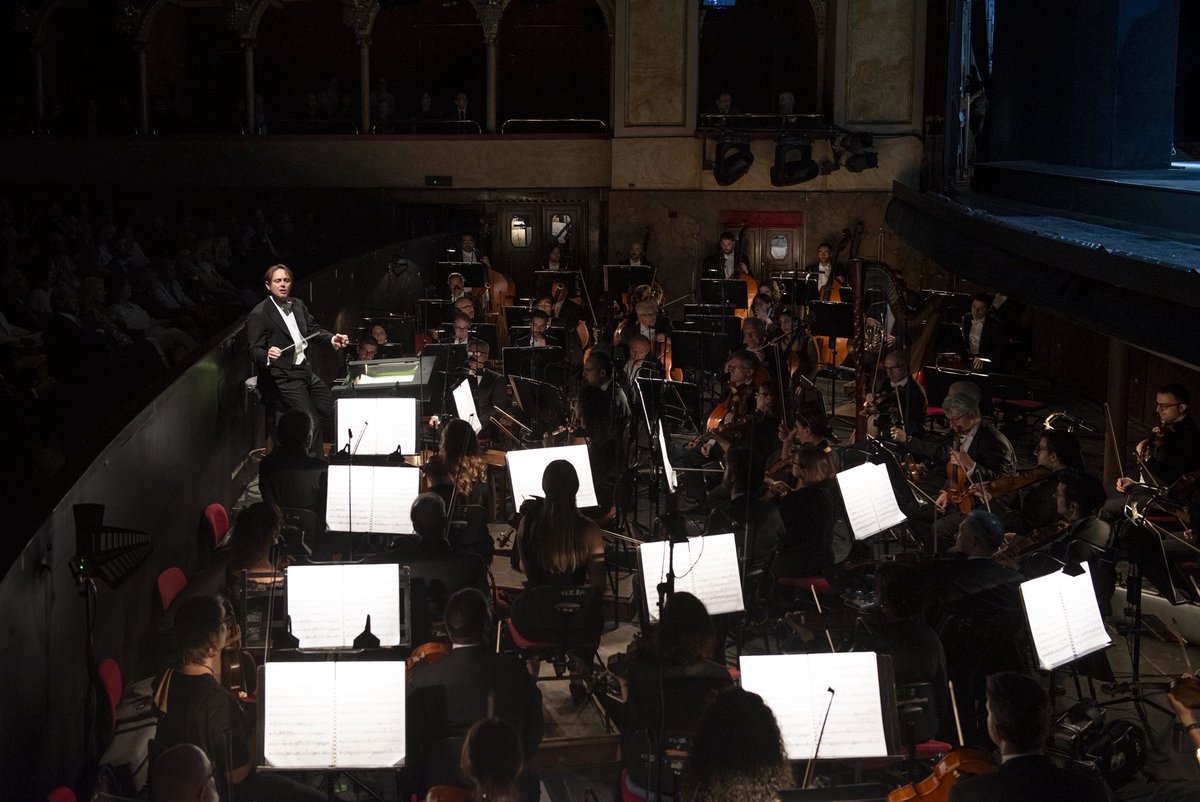 OperaRoma's tweet photo. “Ma ride ben chi ride / la risata final!”

Teatro gremito ieri per la prima di “Falstaff” di Giuseppe Verdi, che rimarrà in scena fino al 1 novembre. Se non eravate in teatro, vi aspettiamo numerosi per una delle prossime recite! https://t.co/l1dpSAvOpr