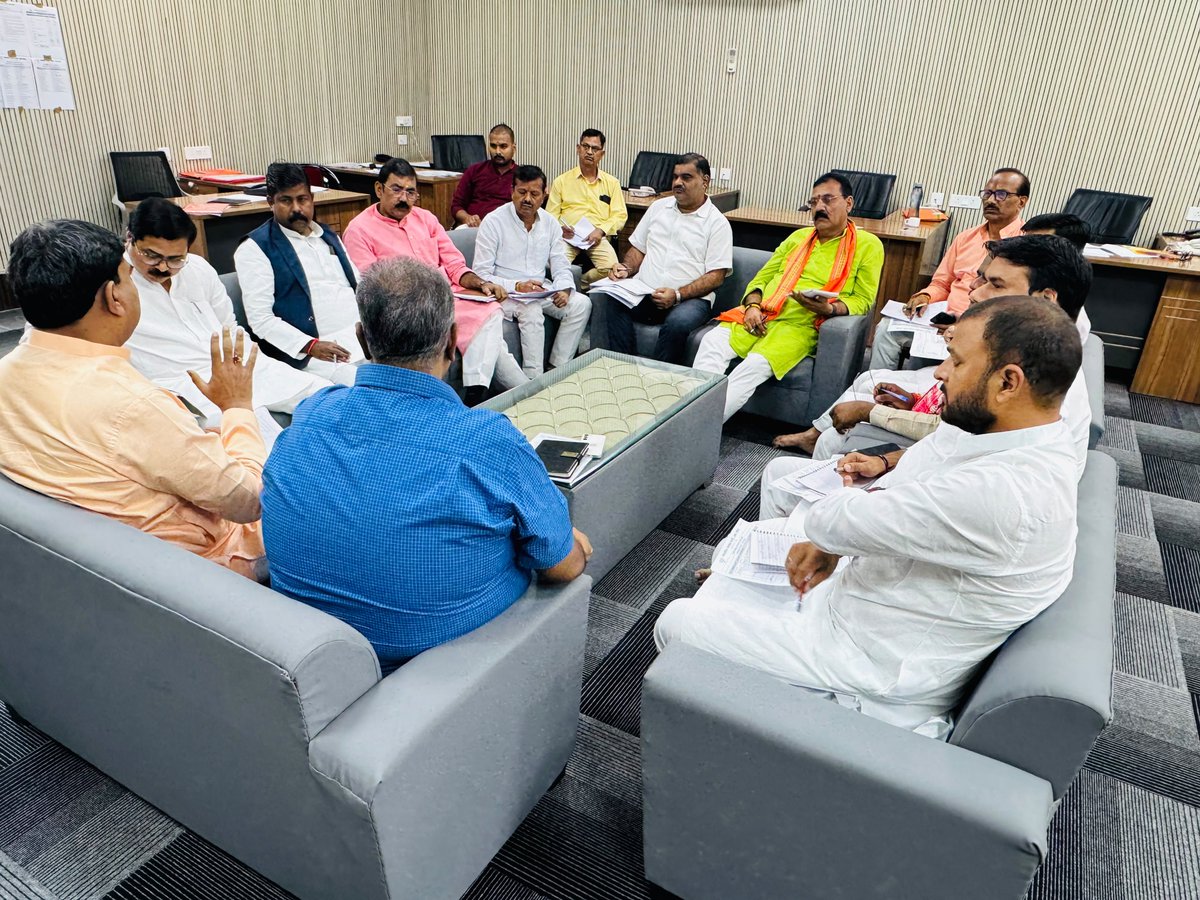 sanjayraiupbjp's tweet photo. शिक्षक स्नातक चुनाव- 2026 को लेकर आयोजित बैठक में मा. महामंत्री संगठन आदरणीय धर्मपाल जी ��ा महत्वपूर्ण मार्गदर्शन मिला एवं आगामी कार्यों को लेकर रूपरेखा बनाई ��ई...
@idharampalsingh https://t.co/nwHzAYMABg